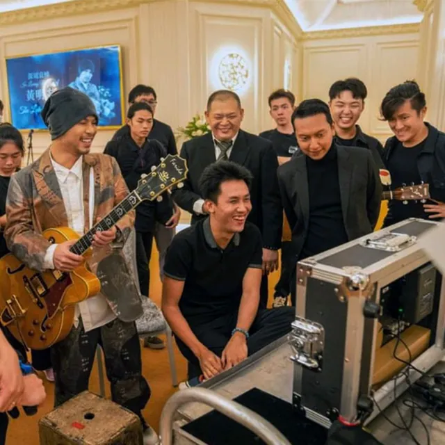 Namewee and the Tech Action crew on the set of “When I’m Gone”